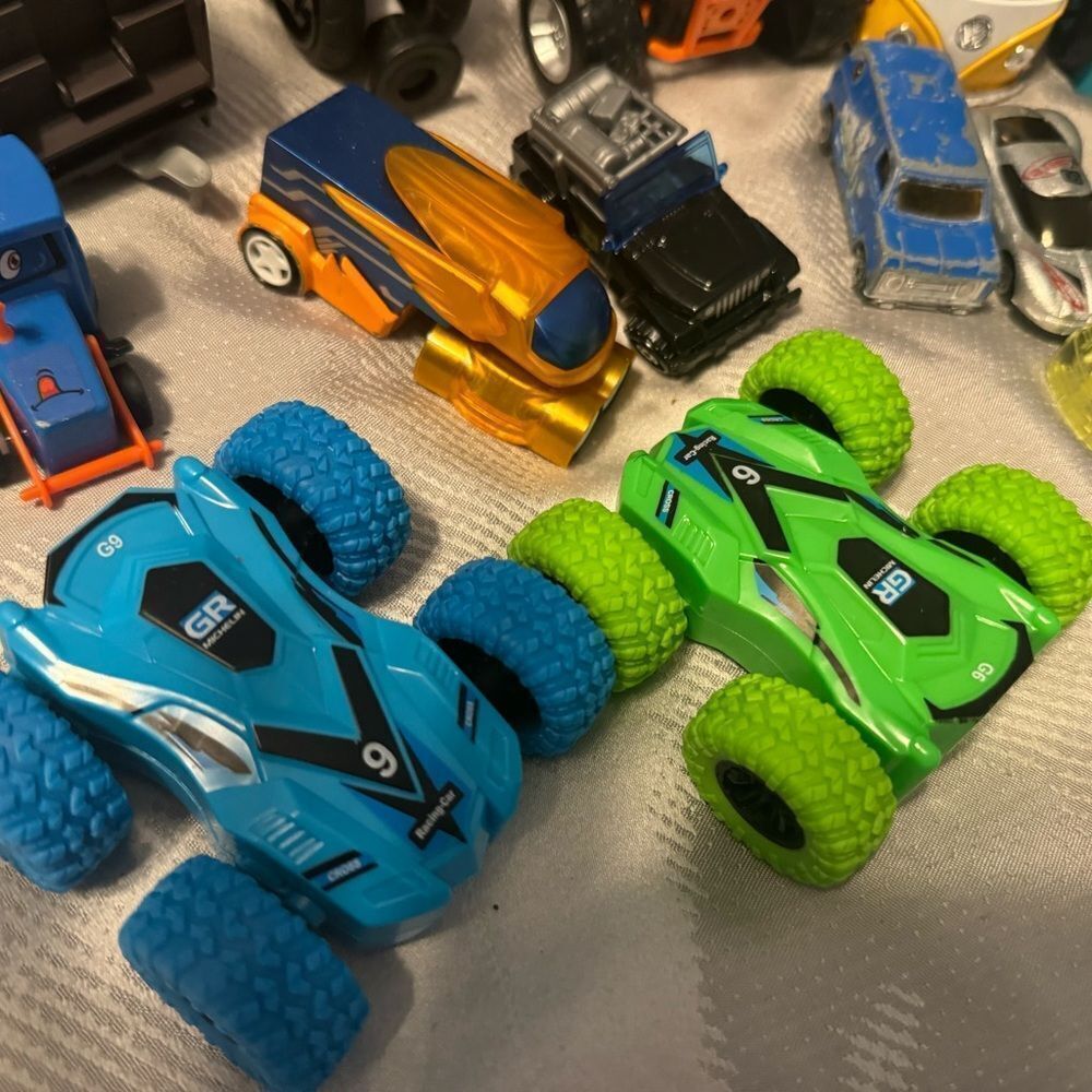 Cars Cars & More Cars! Racers, model cars, jeep, transformer, spins & more! (20) - Picture 8 of 16